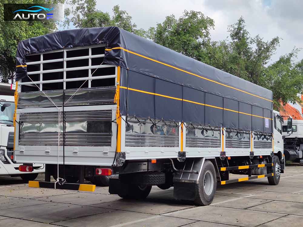 Xe tải UD CRONER PKE250 (8.7 tấn, dài 7.4 mét) thùng mui bạt